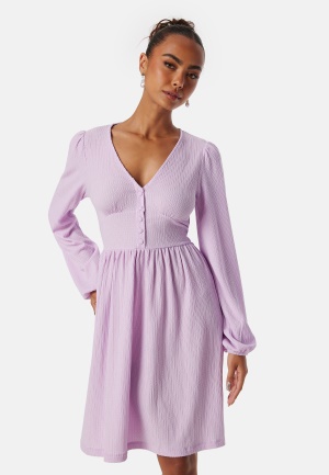 Se BUBBLEROOM Structure Button Short Dress Lilac S ved Bubbleroom