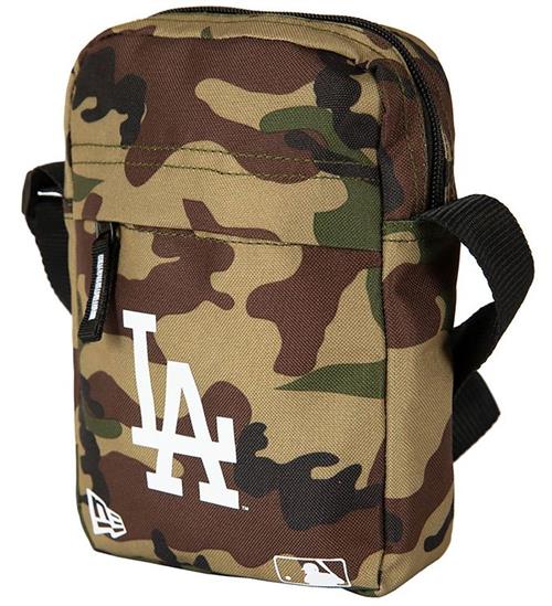 Se New Era New Era Skuldertaske - LA Dodgers - Woodland Camo ved KidsWorld