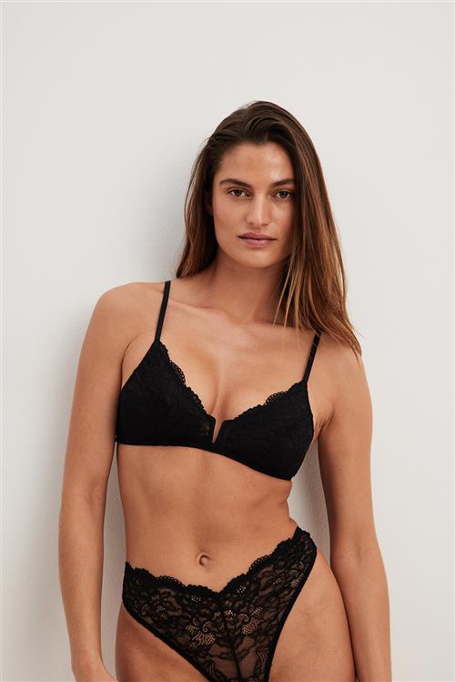 NA-KD Lingerie BH med blød blonde og v-bøjle - Black