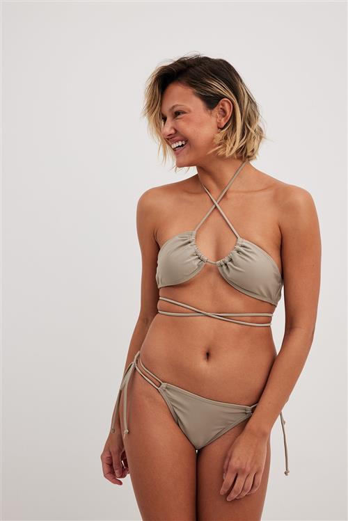 Josefine HJ x NA-KD Bikiniunderdel med binding - Beige