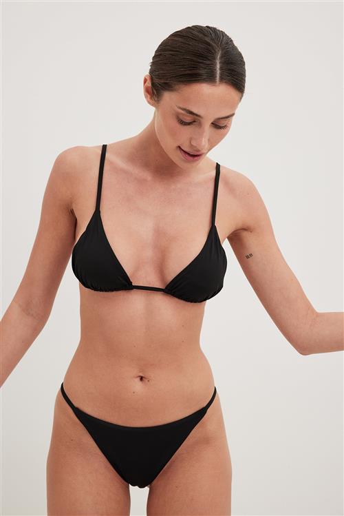 NA-KD Swimwear Bikinitrusse med høj benudskæring - Black