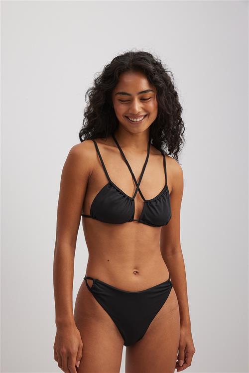 NA-KD Swimwear Bikinitop med kryds foran - Black