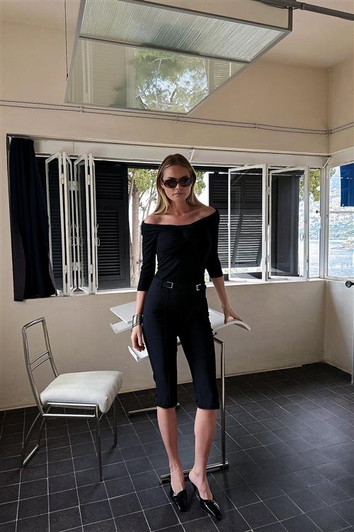 Se Claire Rose x NA-KD Capri Pants - Black ved NA-KD