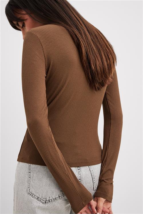 Se NA-KD Basic Ribbet sweater med lange ærmer og rullekrave - Brown ved NA-KD