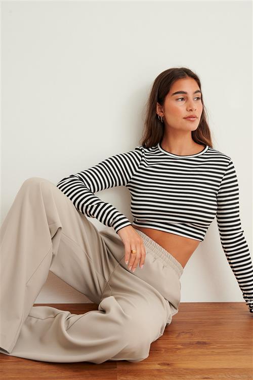 NA-KD Basic Genanvendt kort stribet top med lange ærmer - Stripe