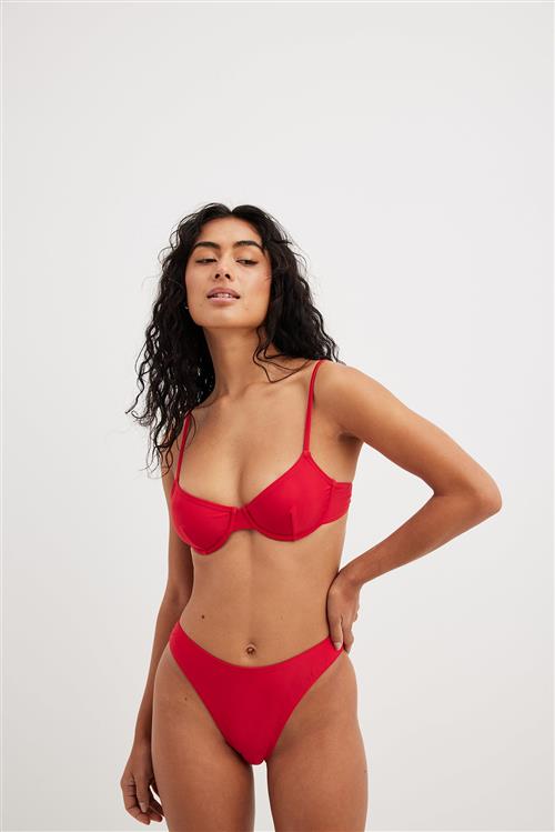 NA-KD Swimwear Bikinitrusse i genanvendt materiale med høj benudskæring - Red