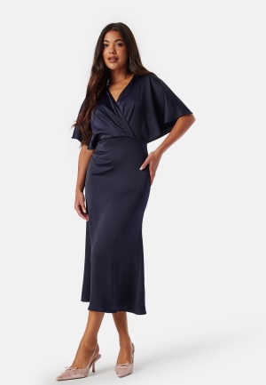 Se Bubbleroom Occasion Wrap Satin Midi Dress Dark blue 34 ved Bubbleroom