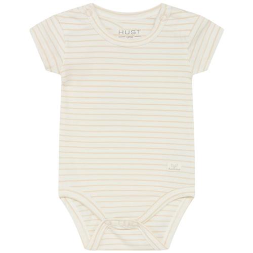 Se Hust&Claire Barni Stribet Babybody Sand | Beige | 50 cm ved Babyshop