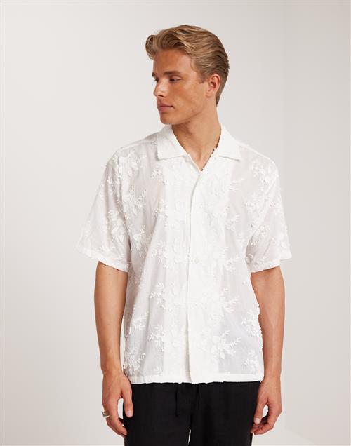 Se Woodbird WBBanks Flower Shirt Kortærmede skjorter Offwhite ved NLY Man