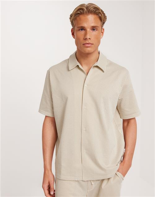 Selected Homme Slhrelaxben Seersucker Ss Jersey Sh Stribede skjorter Desert Taupe Blanc De Blanc