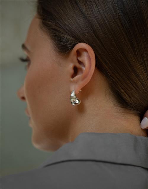 Se Muli Collection - Sølv - Midi Drop Earring ved Nelly