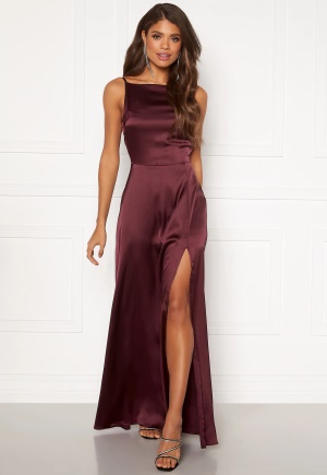 Se Bubbleroom Occasion Drapy-Back Slit Satin Gown Wine-red 42 ved Bubbleroom