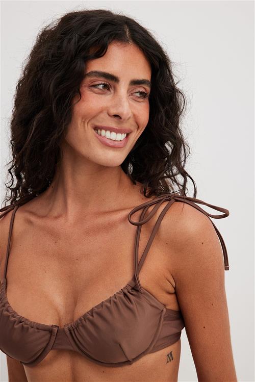 Se NA-KD Swimwear Bikini-bh med bindebånd - Brown ved NA-KD