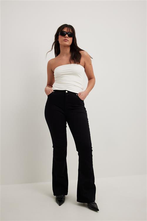 NA-KD Højtaljede løse jeans med stretch - Black