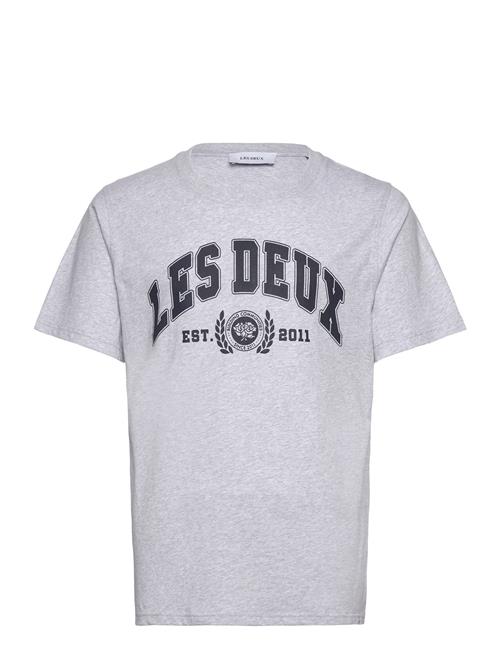 Se Les Deux University T-Shirt Les Deux Grey ved Booztlet