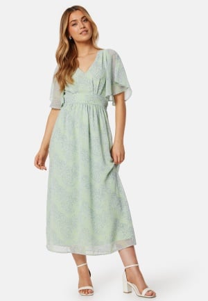 Se Bubbleroom Occasion Butterfly Sleeve Midi Dress Light green/Floral 42 ved Bubbleroom