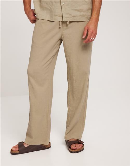 Se Jack & Jones Jpstbill Jjwide Crinkle Jogger Pant Slacks Fields of Rye ved NLY Man