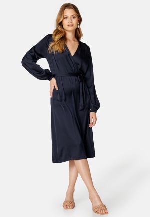 Se BUBBLEROOM Gisele Satin Midi Dress Dark blue 34 ved Bubbleroom