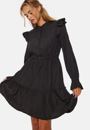 Se Pieces Sirasi LS Dress Black XS ved Bubbleroom