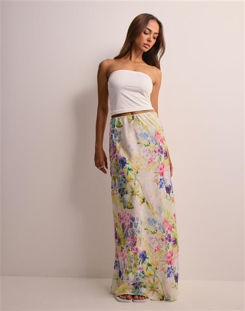 Se Pieces - Blomstret - Pcmari Hw Long Skirt D2D Dmo ved Nelly