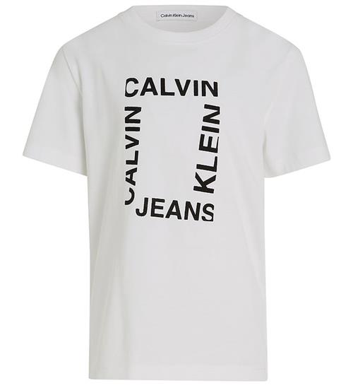 Se Calvin Klein Calvin Klein T-shirt - Maxi Hero Flock Logo - Bright White ved KidsWorld