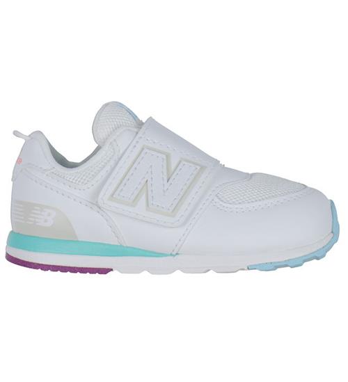 Se New Balance New Balance Sko - 574 - Hvid/Team sky Blue ved KidsWorld