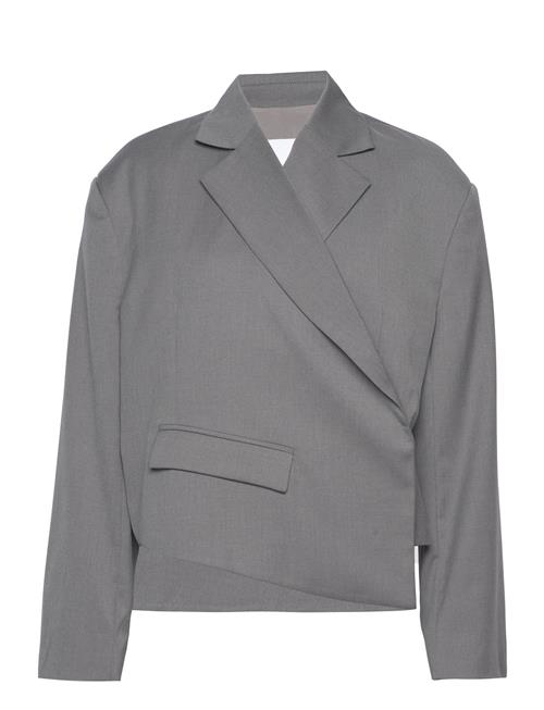 Se REMAIN Birger Christensen Overlap Suiting Blazer REMAIN Birger Christensen Grey ved Booztlet