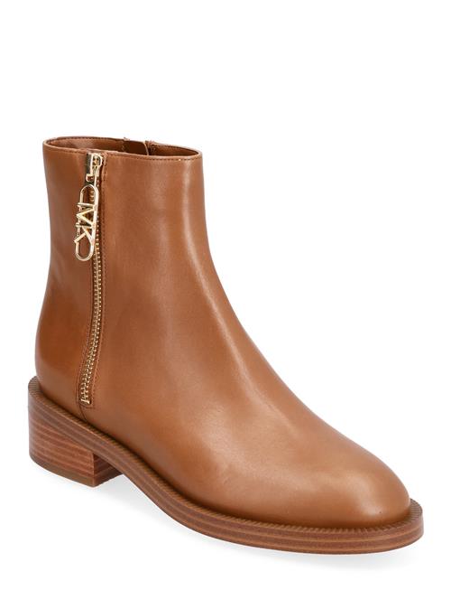 Se Michael Kors Regan Flat Bootie Michael Kors Brown ved Booztlet