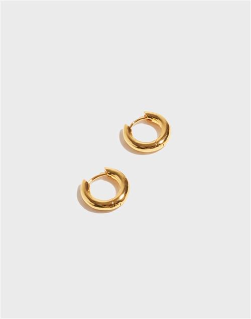 Se Muli Collection - Guld - Mini Tube Hoops ved Nelly