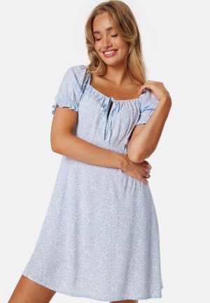 Se BUBBLEROOM Front Tie Short Dress Light blue/Patterned S ved Bubbleroom