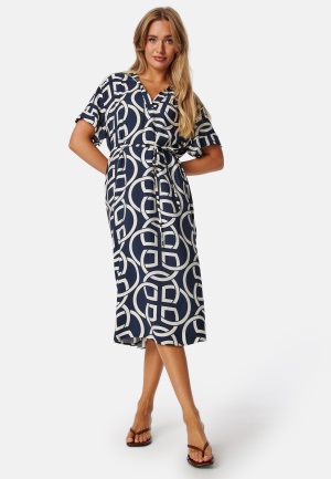 Se GANT Monogram Print SS Caftan Dark blue 36 ved Bubbleroom