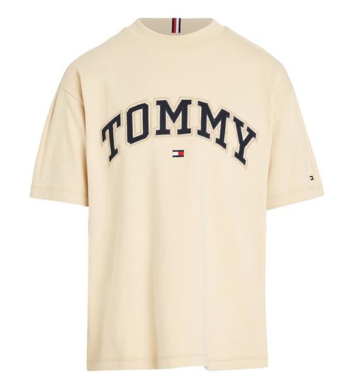 Se Tommy Hilfiger T-shirt - Varsity Embroidery - Country Ivory ved KidsWorld