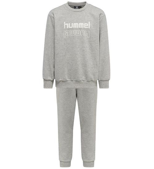 Se Hummel Hummel Tracksuit - hmlNEW - Light Grey ved KidsWorld