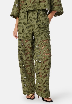 Se SELECTED FEMME Slfallia HW  Broderi Pant Olive 34 ved Bubbleroom