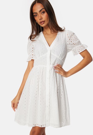 Se BUBBLEROOM Nettie Broderi Anglaise Dress White 34 ved Bubbleroom