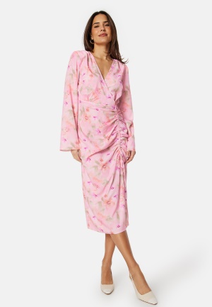 Se Bubbleroom Occasion Drawstring L/S Midi Dress Pink/Floral 40 ved Bubbleroom