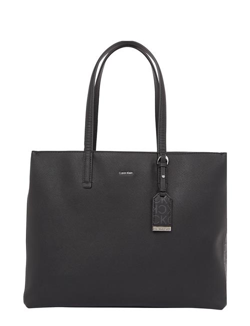 Se Calvin Klein Ck Must Medium Shopper_Mono Calvin Klein Black ved Booztlet