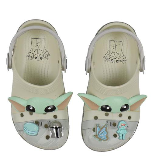 Se Crocs Crocs Sandaler - Grogu Classic Clog K - Mandalorian - Bone ved KidsWorld