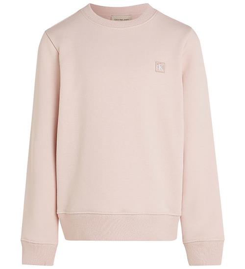 Se Calvin Klein Calvin Klein Sweatshirt - Mono Mini Badge - Peach Whip ved KidsWorld