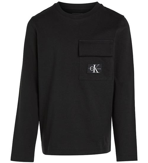 Se Calvin Klein Bluse - Badge Reg - Ck Black ved KidsWorld