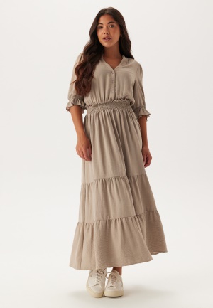 Se Happy Holly Frill Neck Tiered Maxi Dress Nougat 40/42 ved Bubbleroom