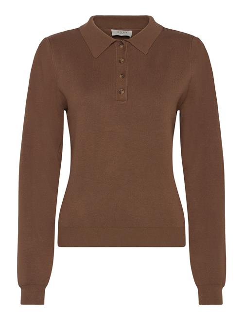 Se NORR Als Polo Knit Top NORR Brown ved Booztlet