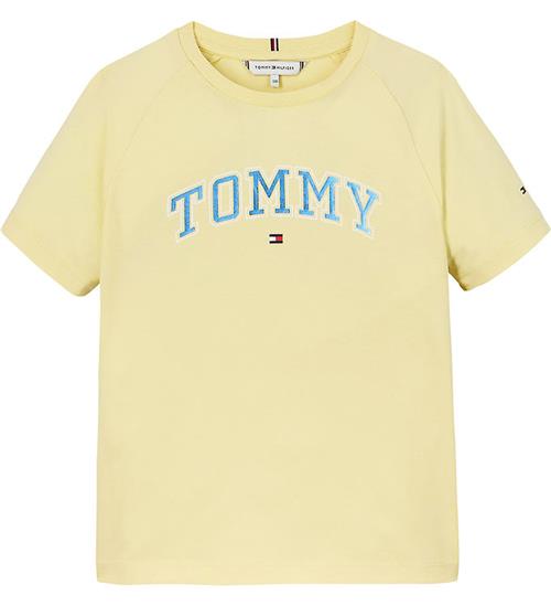 Se Tommy Hilfiger T-shirt - Varsity Foil - Lemon Zest ved KidsWorld