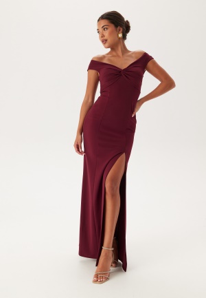 Se Bubbleroom Occasion Twist Off Shoulder Gown Wine-red 2XL ved Bubbleroom