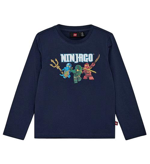 Se LEGOÂ® Wear LEGOÂ® Ninjago Bluse - LWTano - Dark Navy m. Print ved KidsWorld