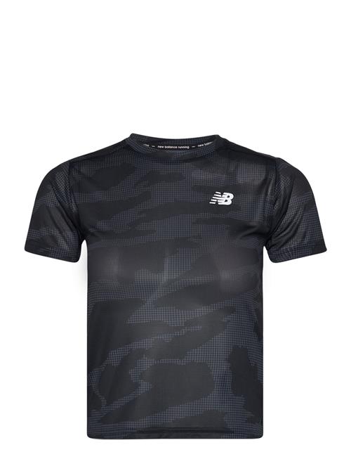 Se New Balance Printed Accelerate Short Sleeve T-Shirt New Balance Black ved Booztlet