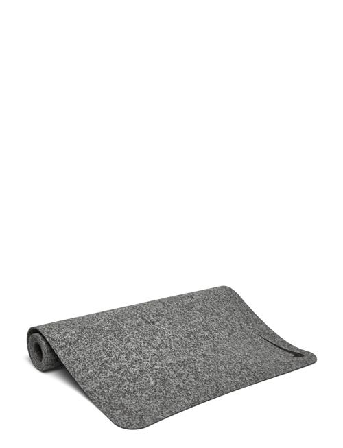 Se NIKE Equipment Nike Flow Yoga Mat 4 Mm NIKE Equipment Grey ved Booztlet