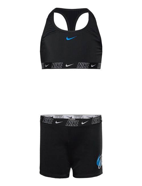 Se NIKE SWIM Nike Racerback Bikini/Short Set NIKE SWIM Black ved Booztlet