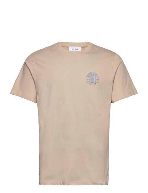 Se Les Deux Globe T-Shirt Les Deux Beige ved Booztlet