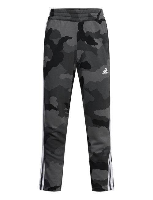 Se adidas Sportswear J Bl Camo Ft Pt Adidas Sportswear Black ved Booztlet